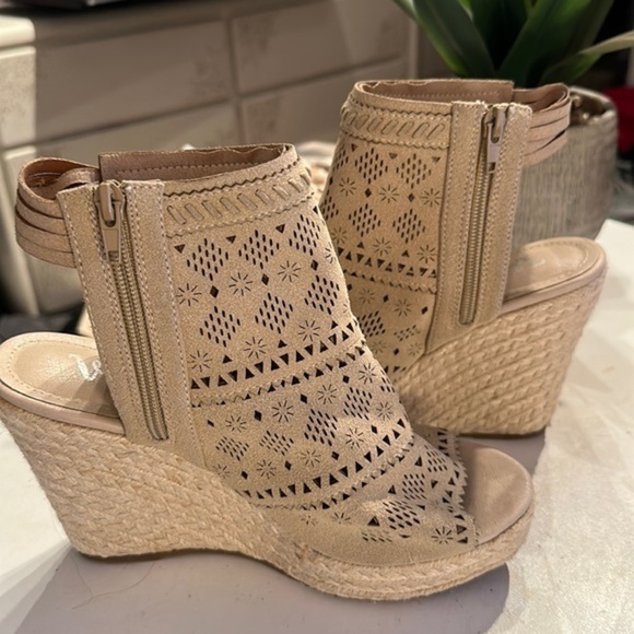 VERY G GLORIA LASER CUT WEDGES - GUC - SIZE 8.5 - Picture 6 of 15